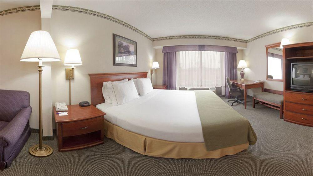 Round Hill Inn Orange Bagian luar foto
