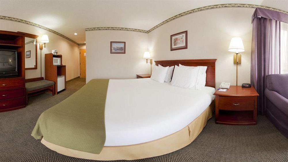 Round Hill Inn Orange Bagian luar foto