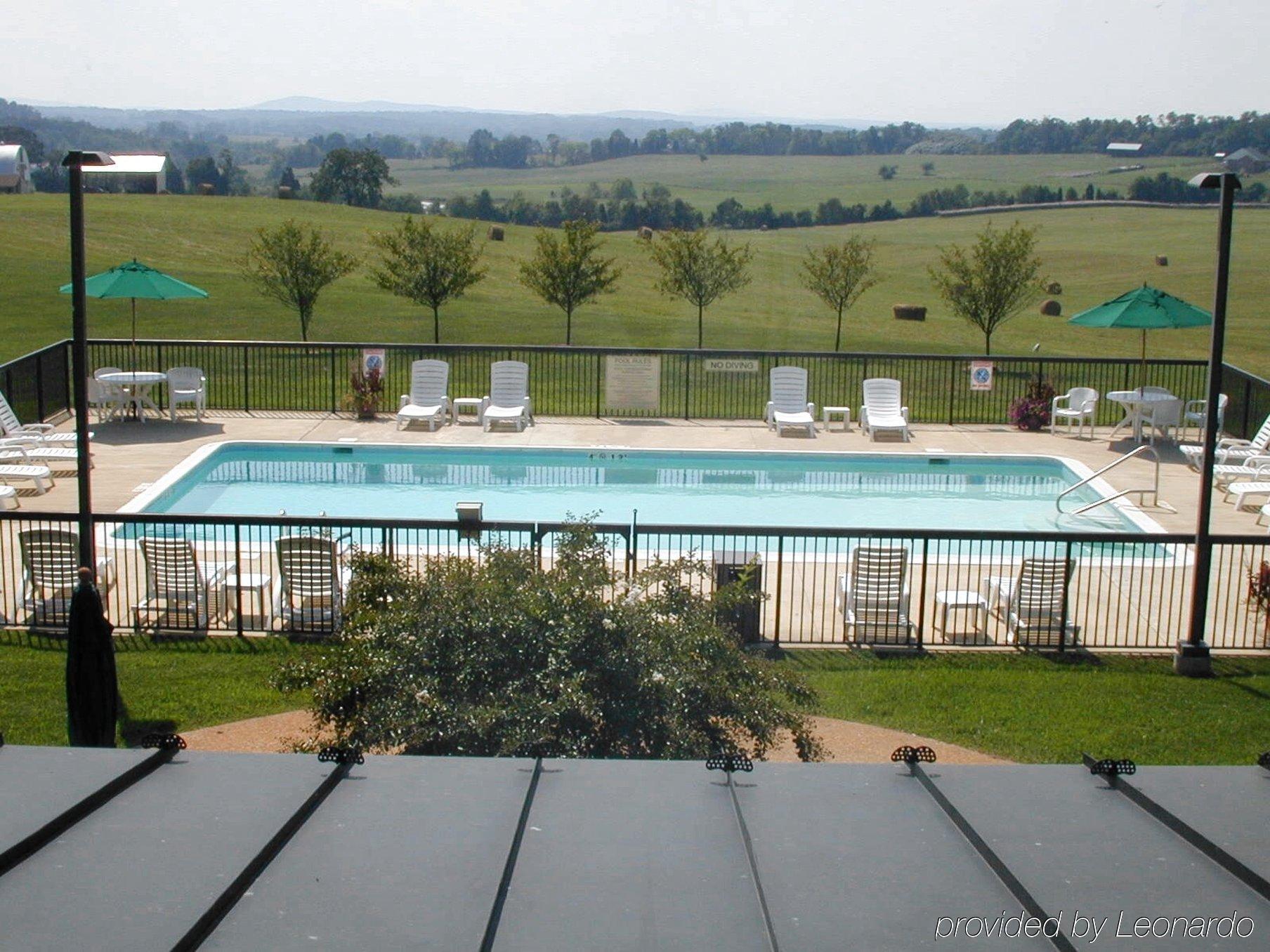 Round Hill Inn Orange Bagian luar foto