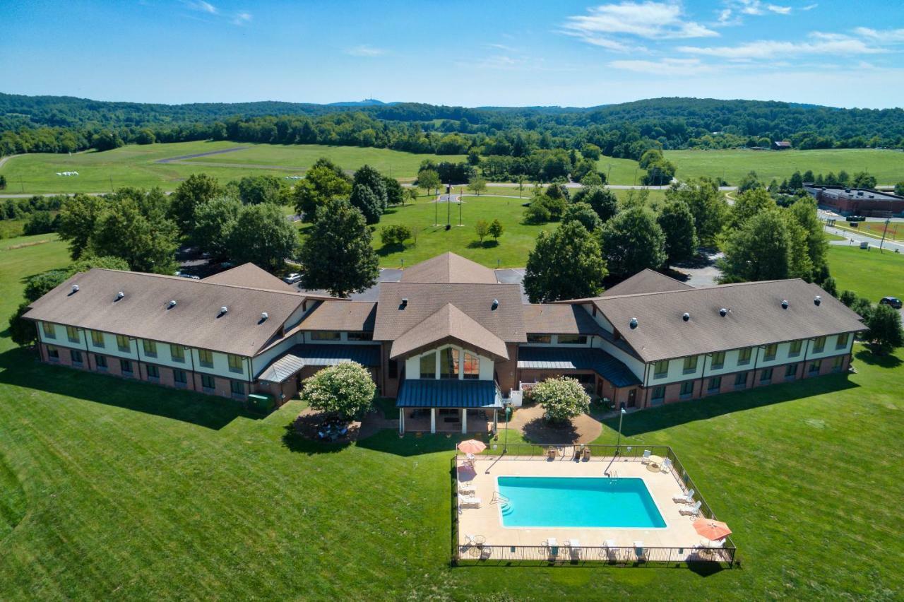 Round Hill Inn Orange Bagian luar foto